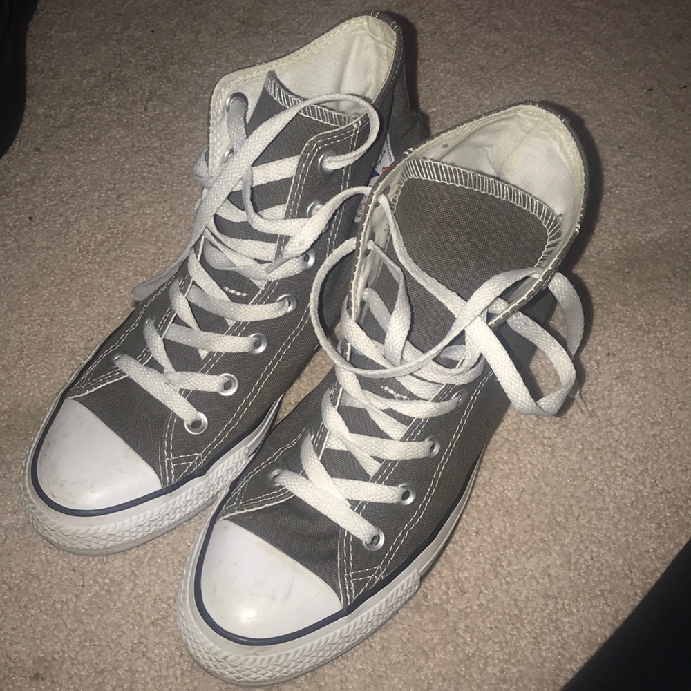 Size 8 hightop grey converse